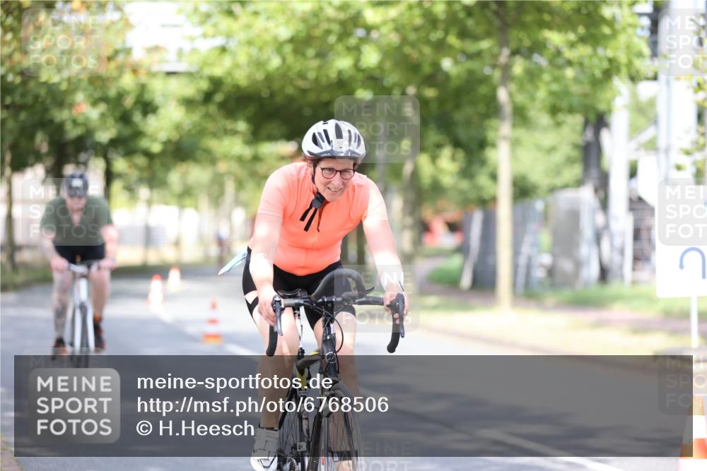 11.08.2024 - GEWOBA Citytriathlon Bremen H.Heesch http://msf.ph/oto/6768506 11.08.2024 10:41:00 Radfahren 15, 32, 49, 69, 80, 84, 98, 109 meine-sportfotos.de