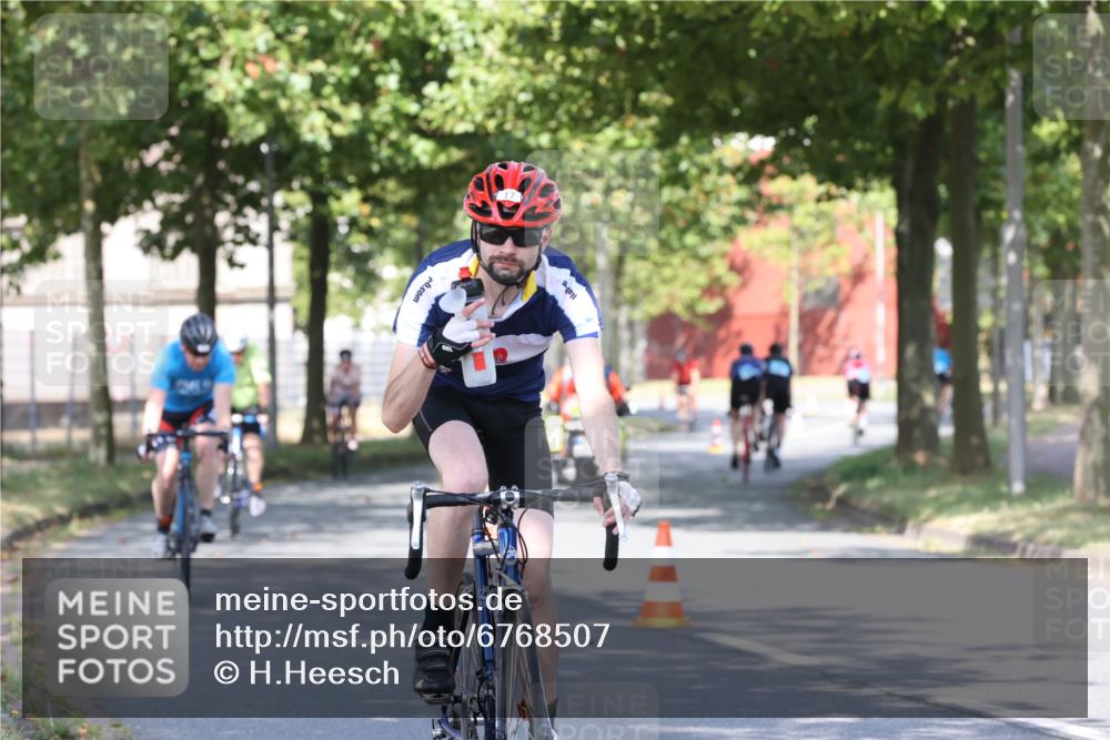11.08.2024 - GEWOBA Citytriathlon Bremen H.Heesch http://msf.ph/oto/6768507 11.08.2024 10:23:52 Radfahren 17, 21, 23, 32, 37, 50, 51, 70, 116 meine-sportfotos.de