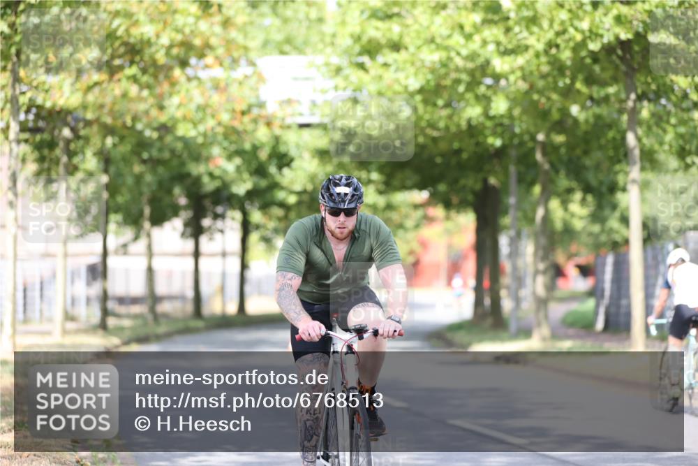 11.08.2024 - GEWOBA Citytriathlon Bremen H.Heesch http://msf.ph/oto/6768513 11.08.2024 10:41:01 Radfahren 15, 32, 49, 69, 80, 84, 98, 109 meine-sportfotos.de