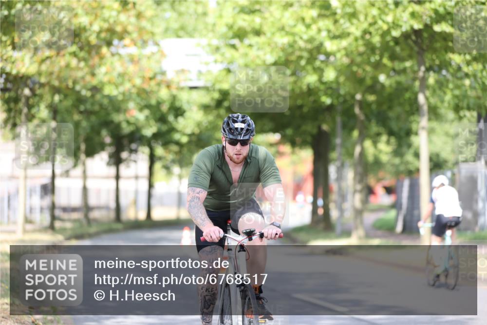 11.08.2024 - GEWOBA Citytriathlon Bremen H.Heesch http://msf.ph/oto/6768517 11.08.2024 10:41:01 Radfahren 15, 32, 49, 69, 80, 84, 98, 109 meine-sportfotos.de