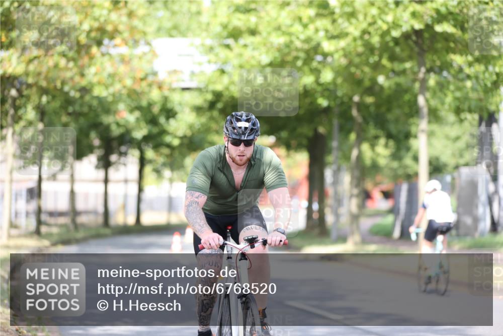 11.08.2024 - GEWOBA Citytriathlon Bremen H.Heesch http://msf.ph/oto/6768520 11.08.2024 10:41:01 Radfahren 15, 32, 49, 69, 80, 84, 98, 109 meine-sportfotos.de