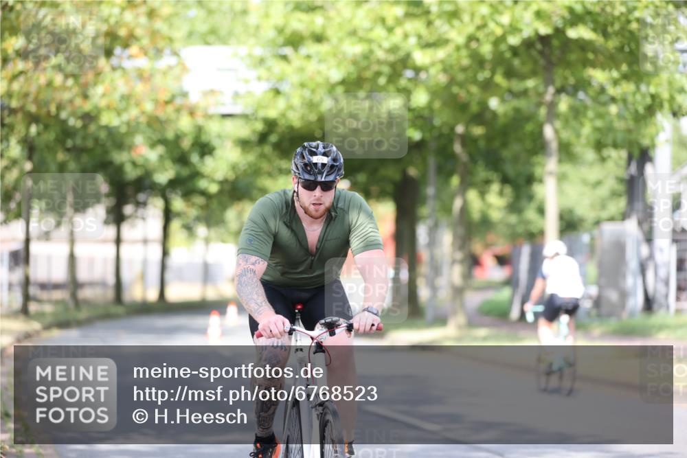11.08.2024 - GEWOBA Citytriathlon Bremen H.Heesch http://msf.ph/oto/6768523 11.08.2024 10:41:01 Radfahren 15, 32, 49, 69, 80, 84, 98, 109 meine-sportfotos.de