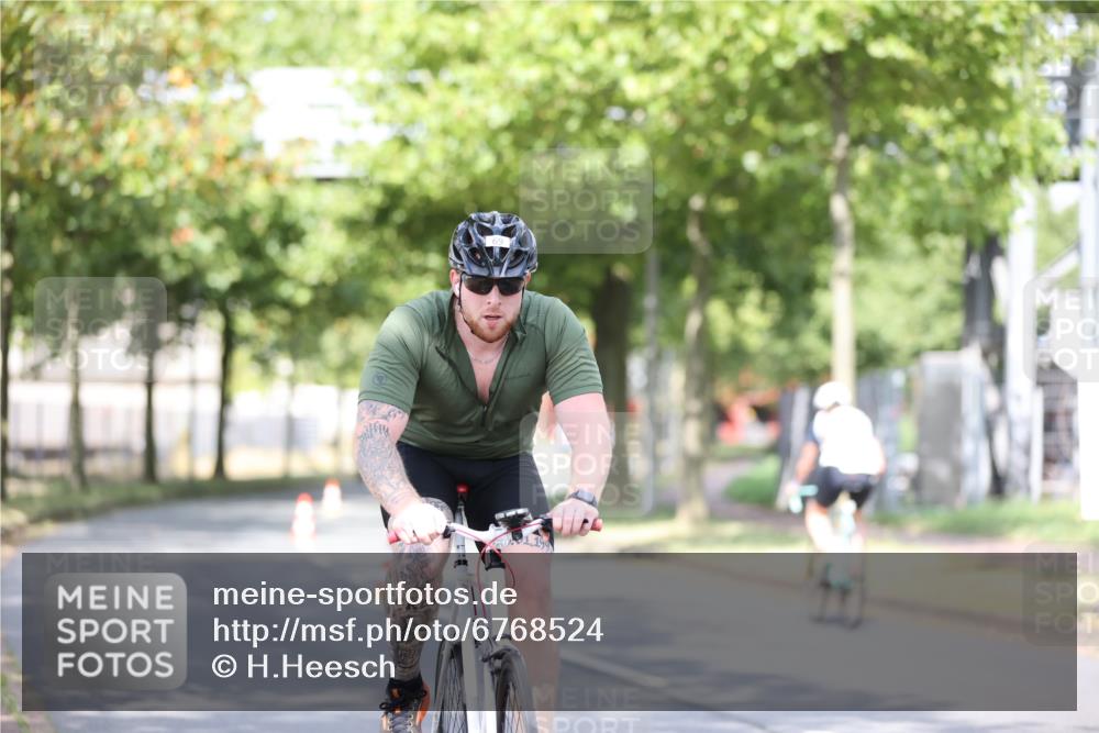 11.08.2024 - GEWOBA Citytriathlon Bremen H.Heesch http://msf.ph/oto/6768524 11.08.2024 10:41:01 Radfahren 15, 32, 49, 69, 80, 84, 98, 109 meine-sportfotos.de