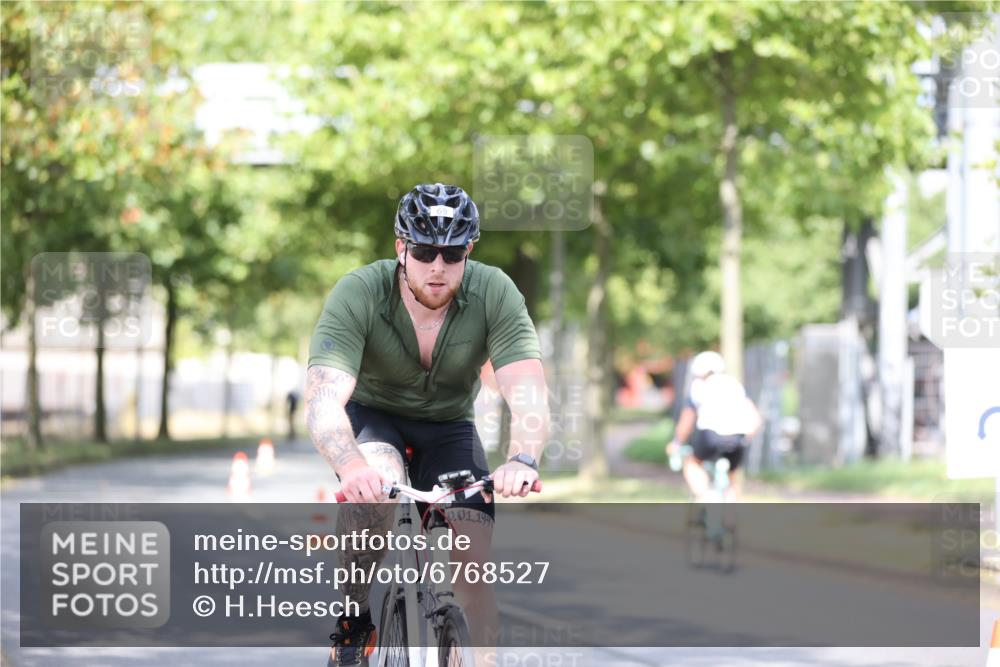 11.08.2024 - GEWOBA Citytriathlon Bremen H.Heesch http://msf.ph/oto/6768527 11.08.2024 10:41:01 Radfahren 15, 32, 49, 69, 80, 84, 98, 109 meine-sportfotos.de