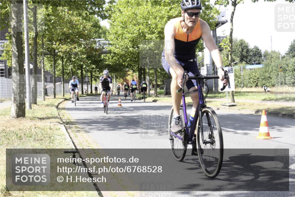 11.08.2024 - GEWOBA Citytriathlon Bremen H.Heesch http://msf.ph/oto/6768528 11.08.2024 13:35:05 Radfahren 296, 319, 345, 365, 420, 431, 440, 445, 515, 544, 548, 724 meine-sportfotos.de