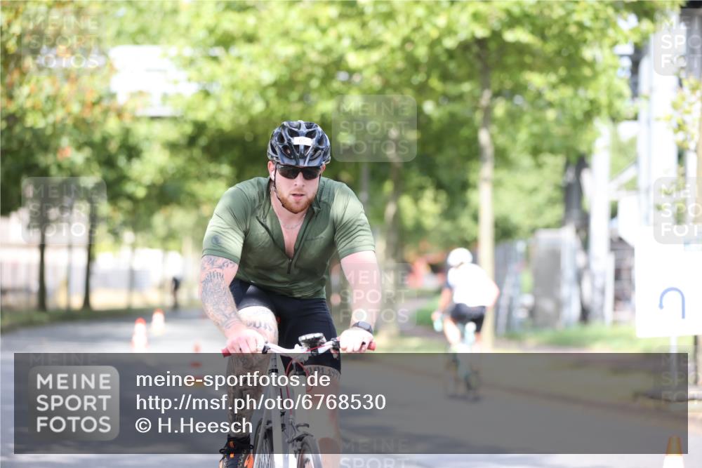 11.08.2024 - GEWOBA Citytriathlon Bremen H.Heesch http://msf.ph/oto/6768530 11.08.2024 10:41:01 Radfahren 15, 32, 49, 69, 80, 84, 98, 109 meine-sportfotos.de