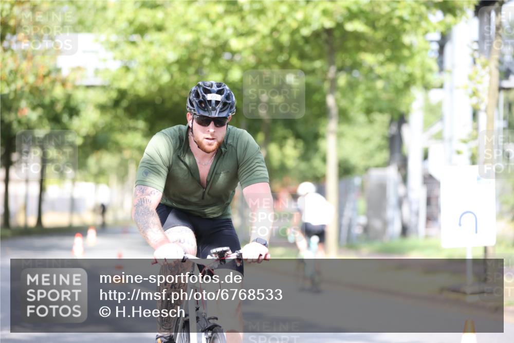 11.08.2024 - GEWOBA Citytriathlon Bremen H.Heesch http://msf.ph/oto/6768533 11.08.2024 10:41:01 Radfahren 15, 32, 49, 69, 80, 84, 98, 109 meine-sportfotos.de
