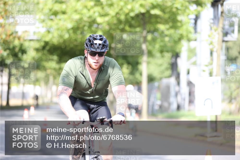 11.08.2024 - GEWOBA Citytriathlon Bremen H.Heesch http://msf.ph/oto/6768536 11.08.2024 10:41:01 Radfahren 15, 32, 49, 69, 80, 84, 98, 109 meine-sportfotos.de
