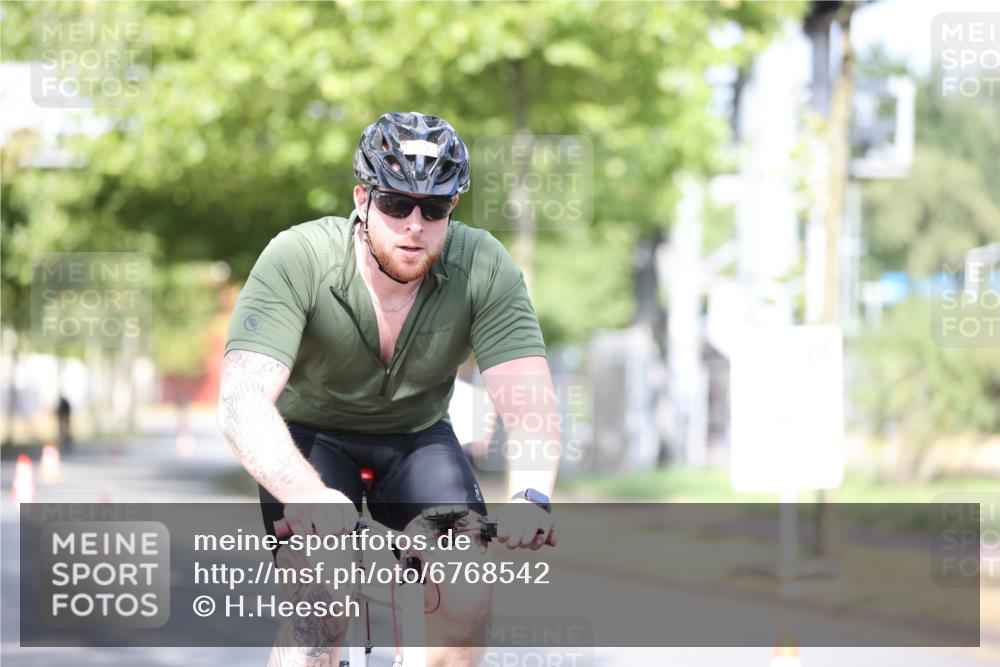 11.08.2024 - GEWOBA Citytriathlon Bremen H.Heesch http://msf.ph/oto/6768542 11.08.2024 10:41:01 Radfahren 15, 32, 49, 69, 80, 84, 98, 109 meine-sportfotos.de