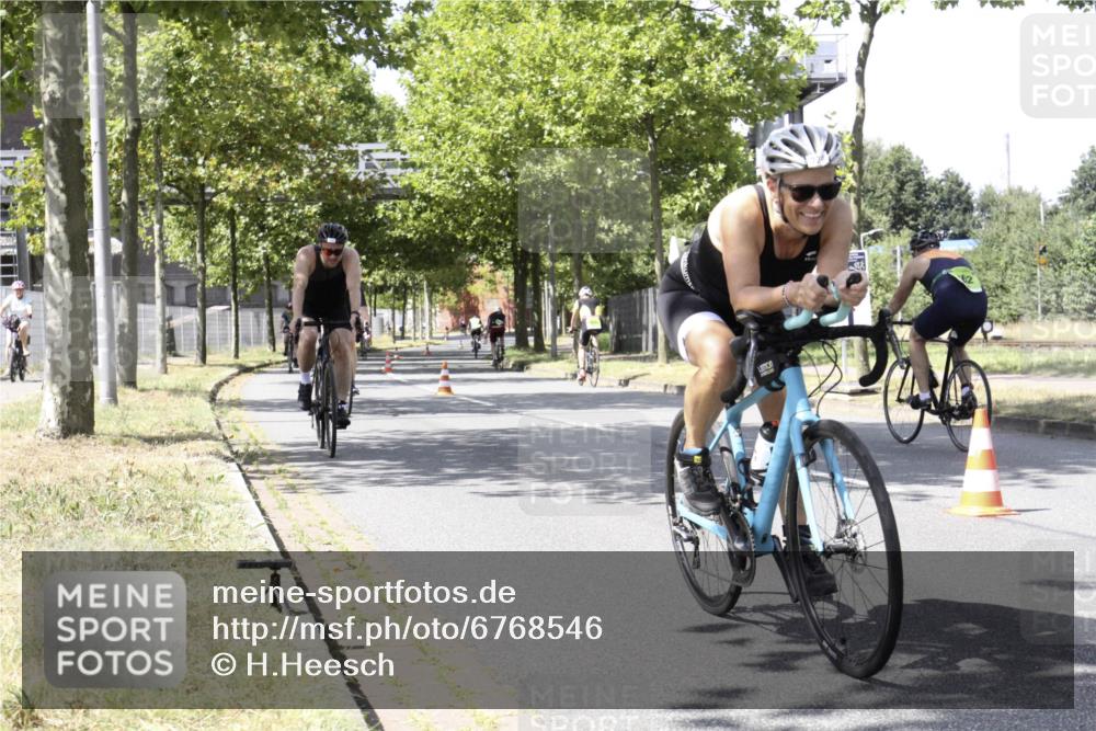 11.08.2024 - GEWOBA Citytriathlon Bremen H.Heesch http://msf.ph/oto/6768546 11.08.2024 13:35:17 Radfahren 295, 296, 420, 421, 431, 444, 445, 515, 544, 564, 598, 611, 677, 724 meine-sportfotos.de