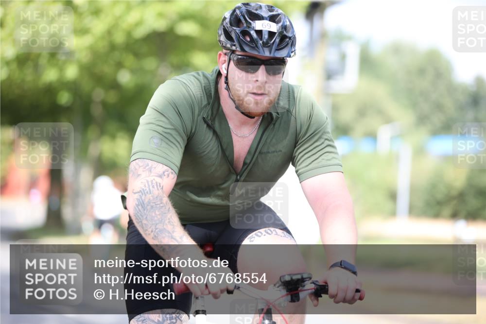 11.08.2024 - GEWOBA Citytriathlon Bremen H.Heesch http://msf.ph/oto/6768554 11.08.2024 10:41:01 Radfahren 15, 32, 49, 69, 80, 84, 98, 109 meine-sportfotos.de