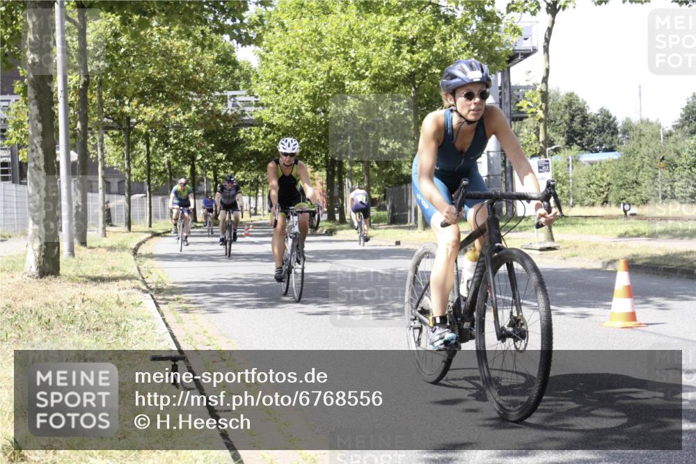 11.08.2024 - GEWOBA Citytriathlon Bremen H.Heesch http://msf.ph/oto/6768556 11.08.2024 13:35:19 Radfahren 295, 296, 420, 421, 431, 444, 445, 544, 564, 598, 611, 677, 724 meine-sportfotos.de