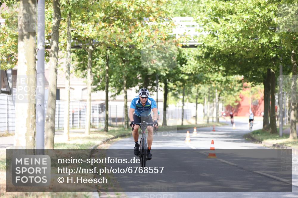 11.08.2024 - GEWOBA Citytriathlon Bremen H.Heesch http://msf.ph/oto/6768557 11.08.2024 10:41:09 Radfahren 15, 34, 69, 84, 98 meine-sportfotos.de