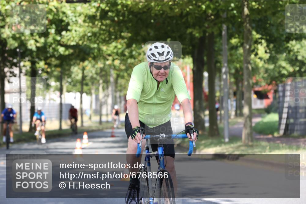 11.08.2024 - GEWOBA Citytriathlon Bremen H.Heesch http://msf.ph/oto/6768566 11.08.2024 10:23:56 Radfahren 17, 21, 23, 32, 37, 50, 51, 70, 101, 116 meine-sportfotos.de