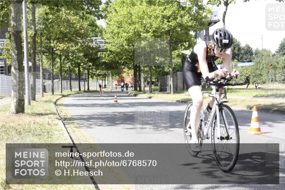 11.08.2024 - GEWOBA Citytriathlon Bremen H.Heesch http://msf.ph/oto/6768570 11.08.2024 13:35:24 Radfahren 295, 296, 403, 420, 421, 431, 444, 544, 564, 598, 611, 677, 724, 725 meine-sportfotos.de