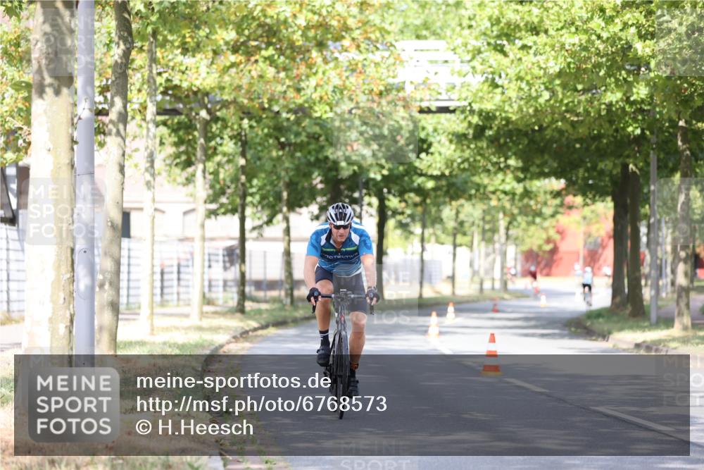 11.08.2024 - GEWOBA Citytriathlon Bremen H.Heesch http://msf.ph/oto/6768573 11.08.2024 10:41:09 Radfahren 15, 34, 69, 84, 98 meine-sportfotos.de