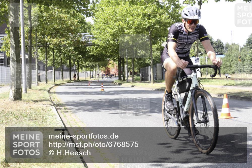 11.08.2024 - GEWOBA Citytriathlon Bremen H.Heesch http://msf.ph/oto/6768575 11.08.2024 13:35:36 Radfahren 403, 412, 521, 547, 710, 725 meine-sportfotos.de