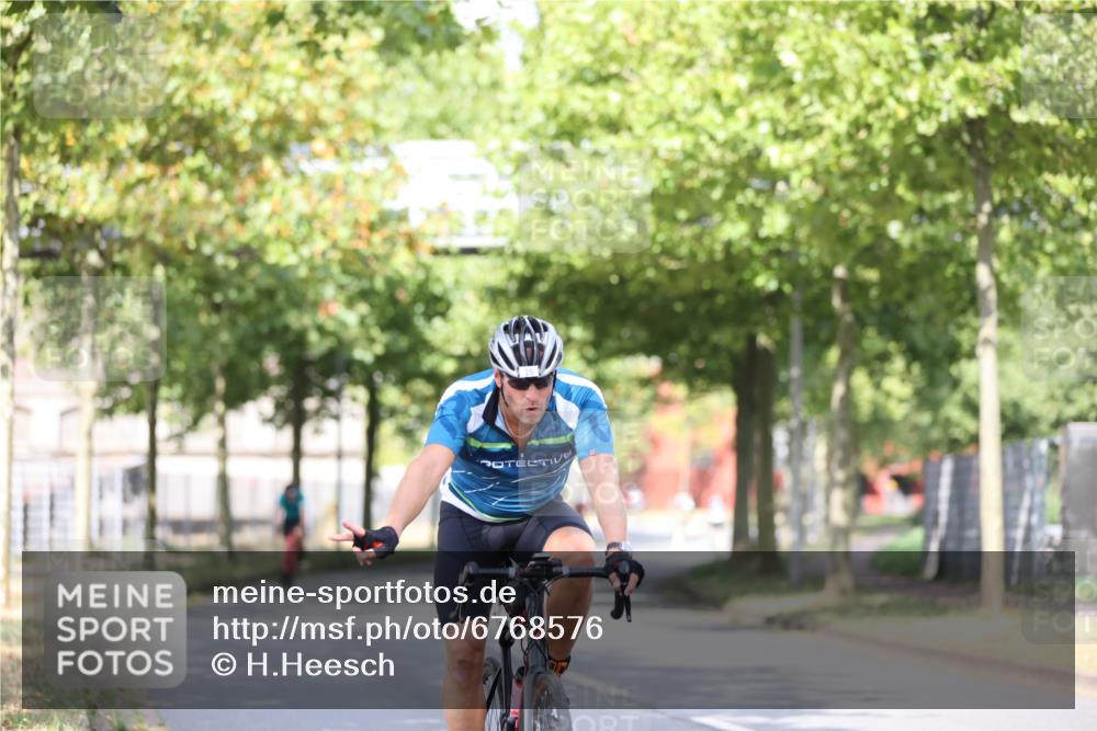 11.08.2024 - GEWOBA Citytriathlon Bremen H.Heesch http://msf.ph/oto/6768576 11.08.2024 10:41:10 Radfahren 15, 34, 69, 84 meine-sportfotos.de