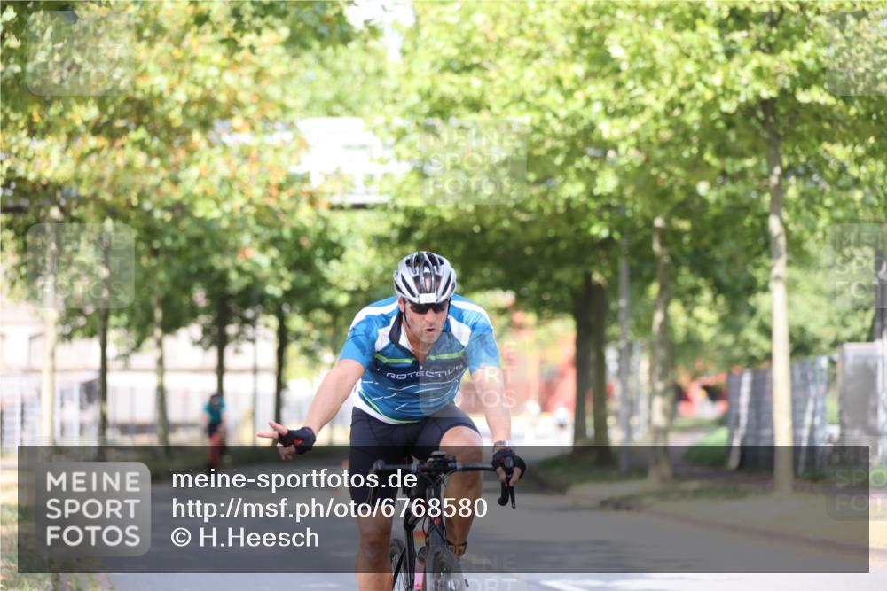 11.08.2024 - GEWOBA Citytriathlon Bremen H.Heesch http://msf.ph/oto/6768580 11.08.2024 10:41:10 Radfahren 15, 34, 69, 84 meine-sportfotos.de
