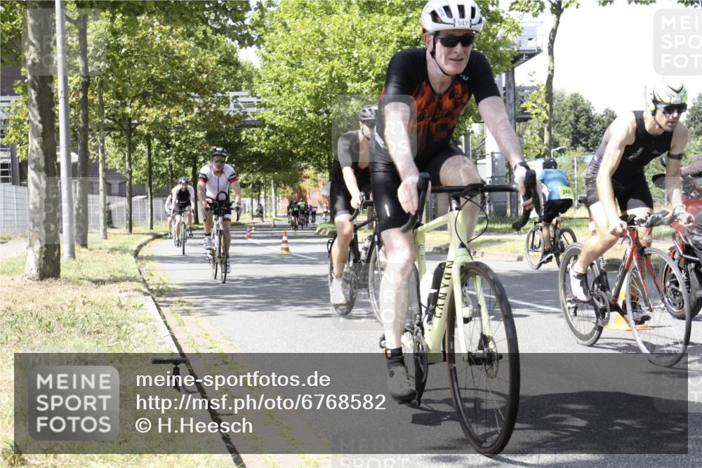 11.08.2024 - GEWOBA Citytriathlon Bremen H.Heesch http://msf.ph/oto/6768582 11.08.2024 13:35:48 Radfahren 251, 329, 361, 403, 412, 463, 483, 521, 547, 710 meine-sportfotos.de
