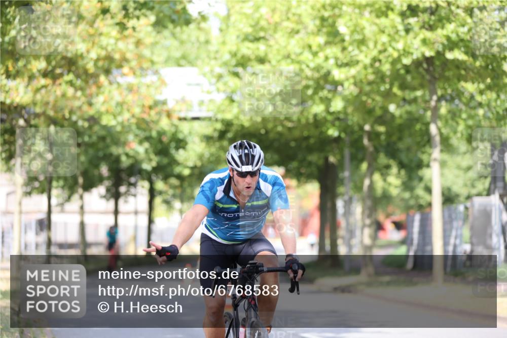 11.08.2024 - GEWOBA Citytriathlon Bremen H.Heesch http://msf.ph/oto/6768583 11.08.2024 10:41:10 Radfahren 15, 34, 69, 84 meine-sportfotos.de