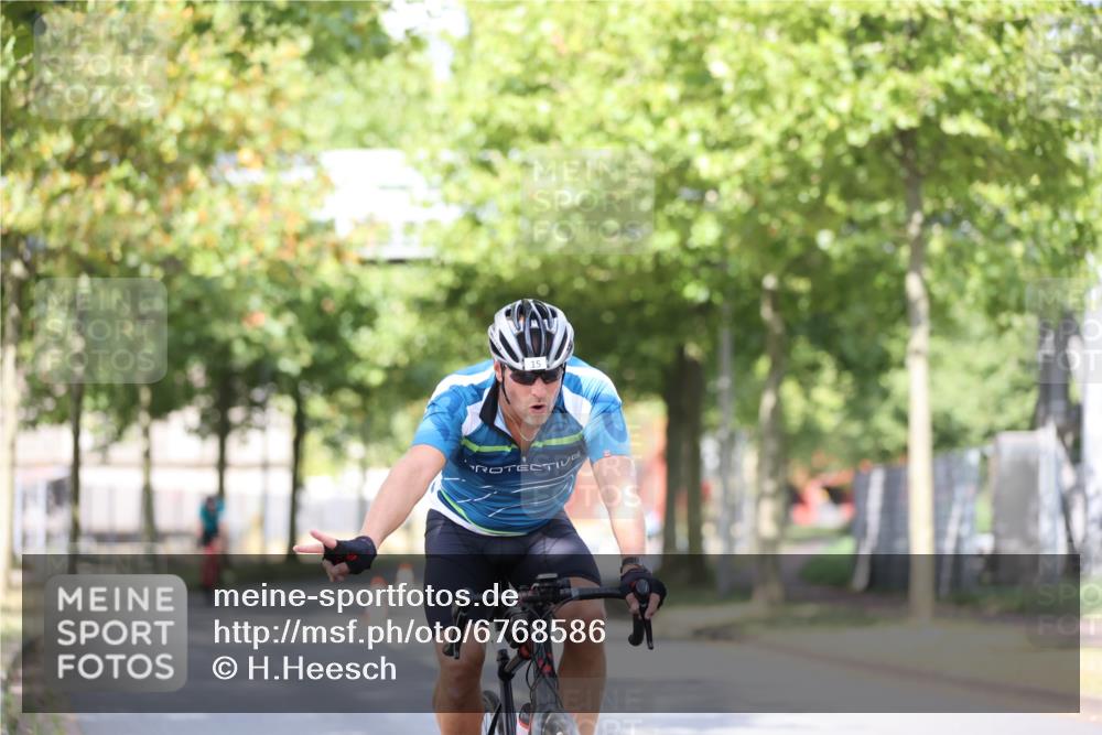 11.08.2024 - GEWOBA Citytriathlon Bremen H.Heesch http://msf.ph/oto/6768586 11.08.2024 10:41:10 Radfahren 15, 34, 69, 84 meine-sportfotos.de