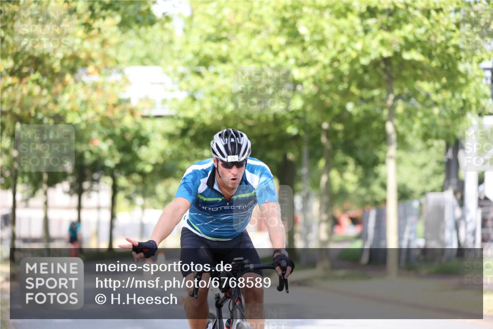 11.08.2024 - GEWOBA Citytriathlon Bremen H.Heesch http://msf.ph/oto/6768589 11.08.2024 10:41:10 Radfahren 15, 34, 69, 84 meine-sportfotos.de