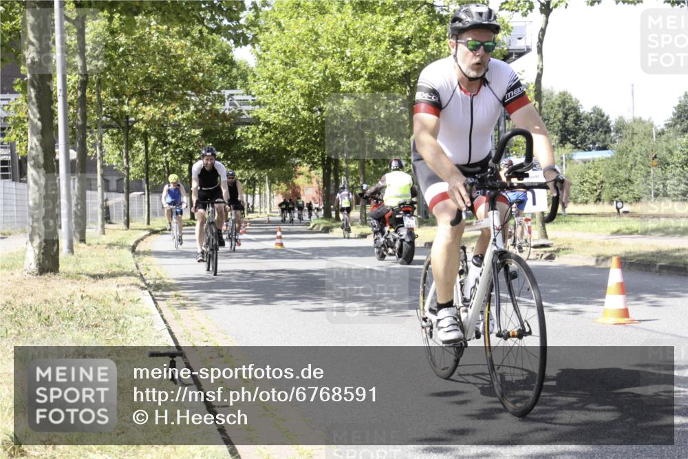 11.08.2024 - GEWOBA Citytriathlon Bremen H.Heesch http://msf.ph/oto/6768591 11.08.2024 13:35:49 Radfahren 251, 329, 361, 412, 463, 483, 521, 547, 710 meine-sportfotos.de