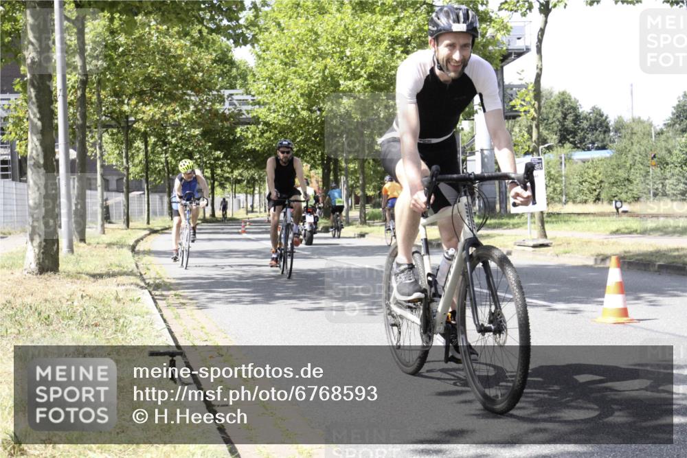 11.08.2024 - GEWOBA Citytriathlon Bremen H.Heesch http://msf.ph/oto/6768593 11.08.2024 13:35:50 Radfahren 251, 329, 361, 412, 463, 483, 521, 547, 710 meine-sportfotos.de