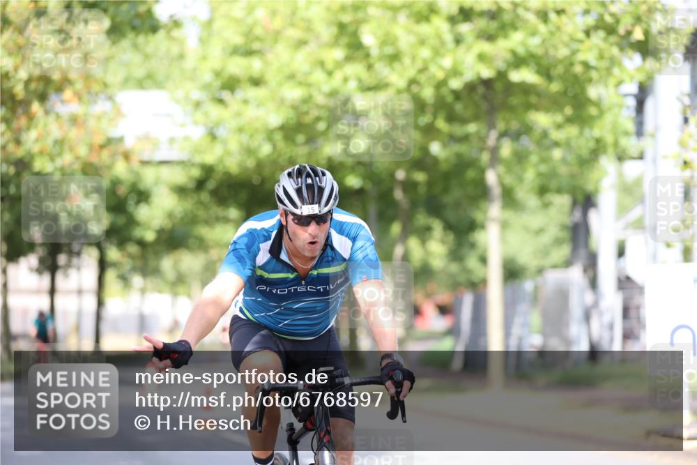 11.08.2024 - GEWOBA Citytriathlon Bremen H.Heesch http://msf.ph/oto/6768597 11.08.2024 10:41:10 Radfahren 15, 34, 69, 84 meine-sportfotos.de