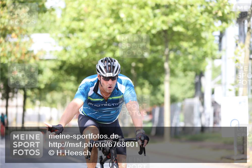 11.08.2024 - GEWOBA Citytriathlon Bremen H.Heesch http://msf.ph/oto/6768601 11.08.2024 10:41:10 Radfahren 15, 34, 69, 84 meine-sportfotos.de