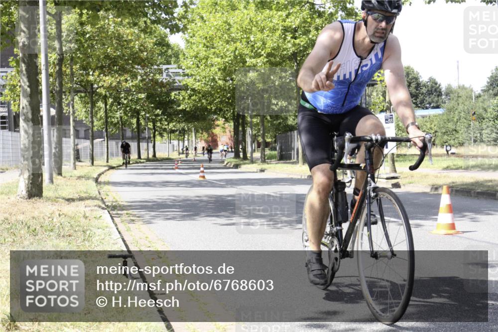 11.08.2024 - GEWOBA Citytriathlon Bremen H.Heesch http://msf.ph/oto/6768603 11.08.2024 13:35:58 Radfahren 251, 292, 329, 361, 362, 412, 463, 483, 486, 498, 521, 547 meine-sportfotos.de