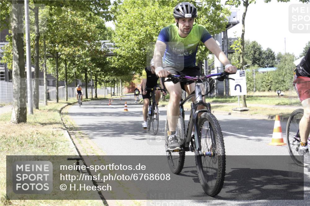 11.08.2024 - GEWOBA Citytriathlon Bremen H.Heesch http://msf.ph/oto/6768608 11.08.2024 13:36:11 Radfahren 292, 362, 486, 498 meine-sportfotos.de