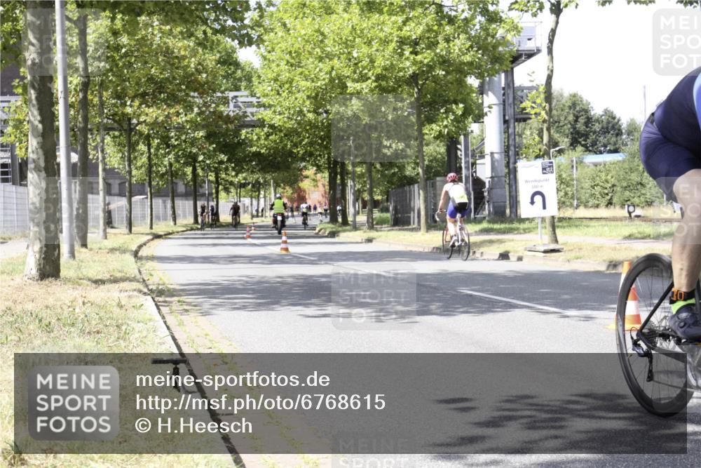 11.08.2024 - GEWOBA Citytriathlon Bremen H.Heesch http://msf.ph/oto/6768615 11.08.2024 13:36:28 Radfahren 289, 366, 488, 507, 526, 580, 646, 702 meine-sportfotos.de
