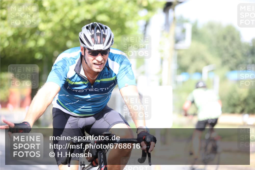 11.08.2024 - GEWOBA Citytriathlon Bremen H.Heesch http://msf.ph/oto/6768616 11.08.2024 10:41:10 Radfahren 15, 34, 69, 84 meine-sportfotos.de