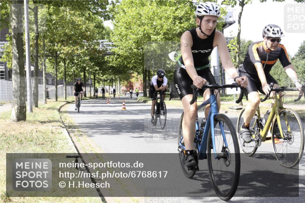 11.08.2024 - GEWOBA Citytriathlon Bremen H.Heesch http://msf.ph/oto/6768617 11.08.2024 13:36:33 Radfahren 289, 366, 488, 507, 526, 580, 646, 695, 702 meine-sportfotos.de