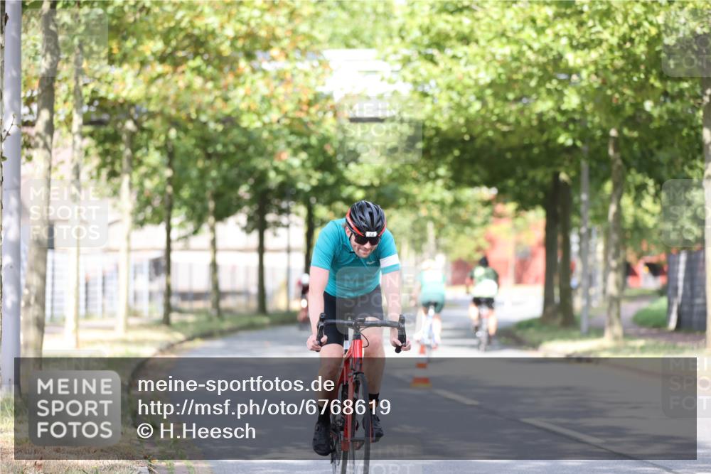 11.08.2024 - GEWOBA Citytriathlon Bremen H.Heesch http://msf.ph/oto/6768619 11.08.2024 10:41:14 Radfahren 15, 34, 84 meine-sportfotos.de