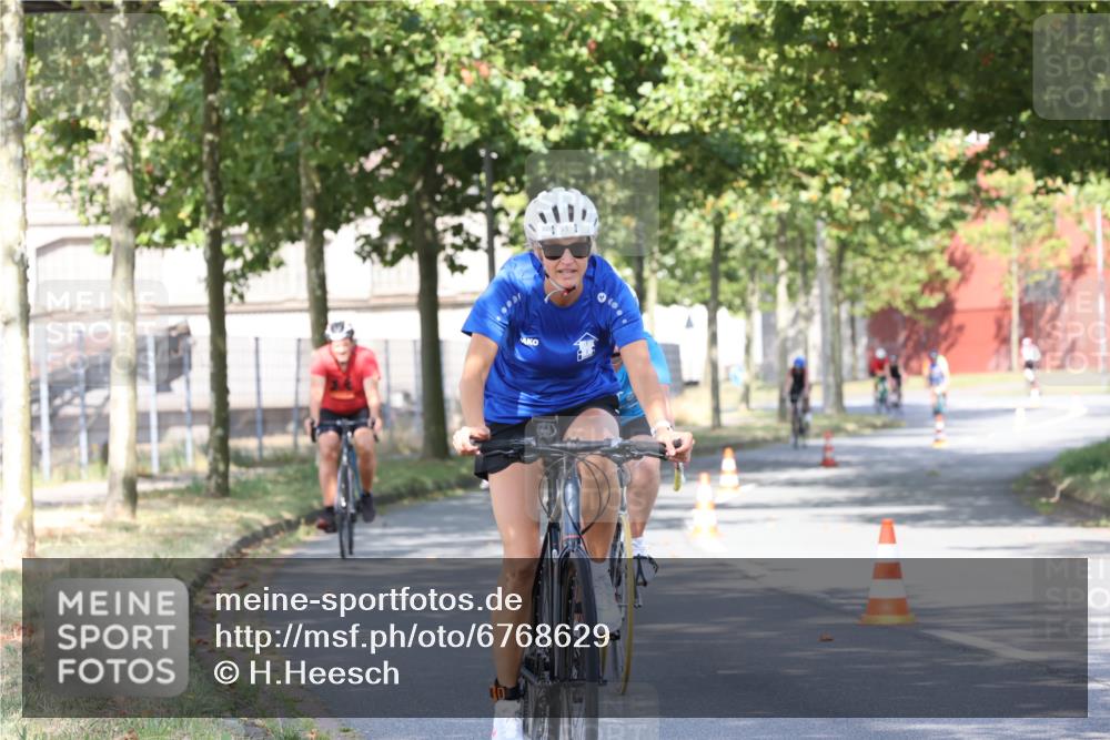 11.08.2024 - GEWOBA Citytriathlon Bremen H.Heesch http://msf.ph/oto/6768629 11.08.2024 10:24:01 Radfahren 17, 21, 23, 37, 44, 50, 51, 70, 101, 116 meine-sportfotos.de