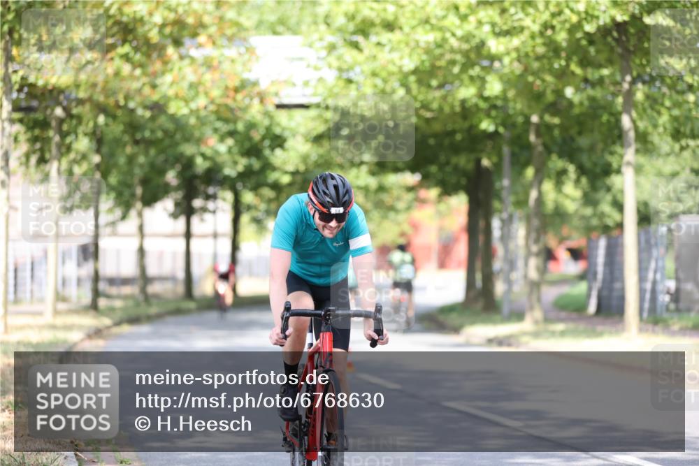 11.08.2024 - GEWOBA Citytriathlon Bremen H.Heesch http://msf.ph/oto/6768630 11.08.2024 10:41:15 Radfahren 15, 34, 84 meine-sportfotos.de