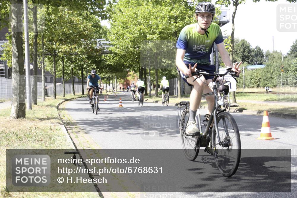 11.08.2024 - GEWOBA Citytriathlon Bremen H.Heesch http://msf.ph/oto/6768631 11.08.2024 13:36:41 Radfahren 221, 289, 320, 366, 488, 507, 526, 580, 646, 695, 702 meine-sportfotos.de
