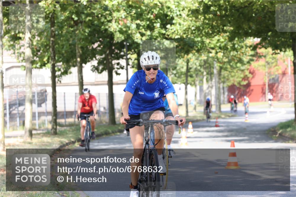 11.08.2024 - GEWOBA Citytriathlon Bremen H.Heesch http://msf.ph/oto/6768632 11.08.2024 10:24:01 Radfahren 17, 21, 23, 37, 44, 50, 51, 70, 101, 116 meine-sportfotos.de