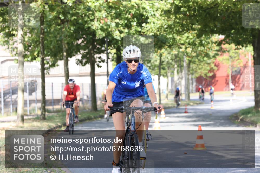 11.08.2024 - GEWOBA Citytriathlon Bremen H.Heesch http://msf.ph/oto/6768635 11.08.2024 10:24:01 Radfahren 17, 21, 23, 37, 44, 50, 51, 70, 101, 116 meine-sportfotos.de