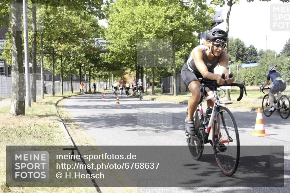 11.08.2024 - GEWOBA Citytriathlon Bremen H.Heesch http://msf.ph/oto/6768637 11.08.2024 13:36:44 Radfahren 221, 289, 299, 320, 366, 429, 488, 507, 580, 646, 695, 702 meine-sportfotos.de