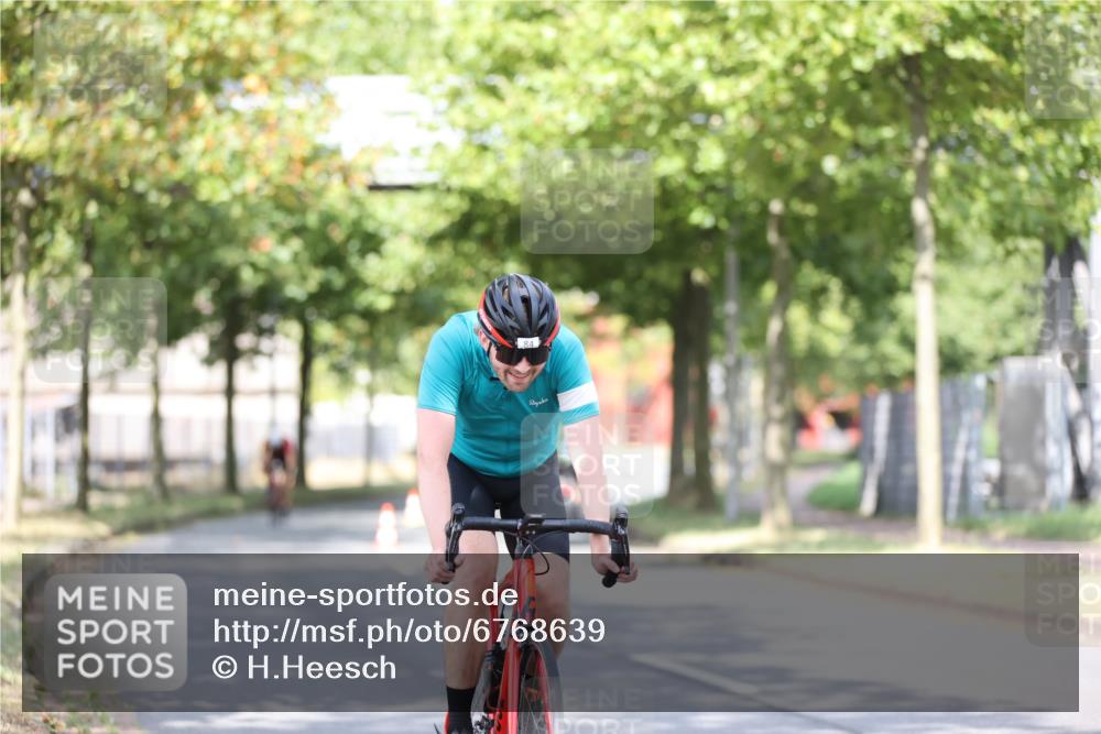 11.08.2024 - GEWOBA Citytriathlon Bremen H.Heesch http://msf.ph/oto/6768639 11.08.2024 10:41:15 Radfahren 15, 34, 84 meine-sportfotos.de