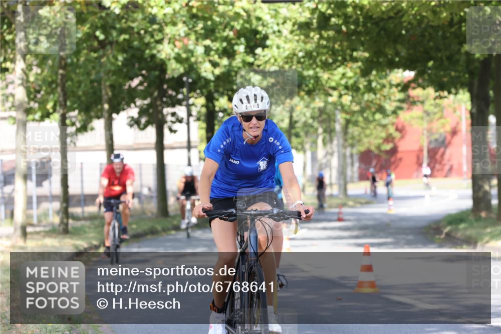 11.08.2024 - GEWOBA Citytriathlon Bremen H.Heesch http://msf.ph/oto/6768641 11.08.2024 10:24:01 Radfahren 17, 21, 23, 37, 44, 50, 51, 70, 101, 116 meine-sportfotos.de