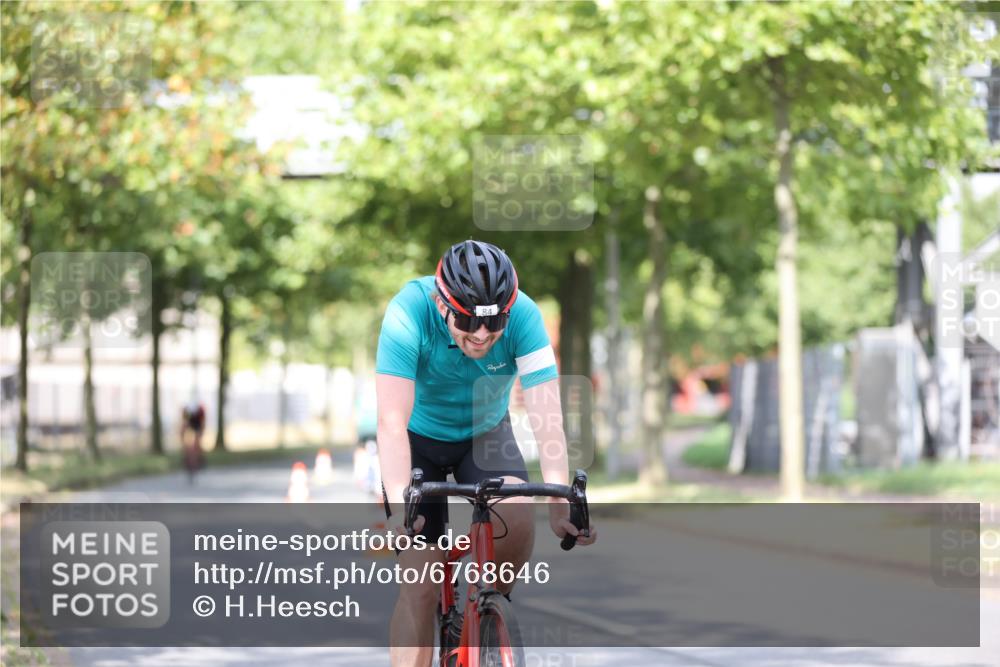 11.08.2024 - GEWOBA Citytriathlon Bremen H.Heesch http://msf.ph/oto/6768646 11.08.2024 10:41:15 Radfahren 15, 34, 84 meine-sportfotos.de