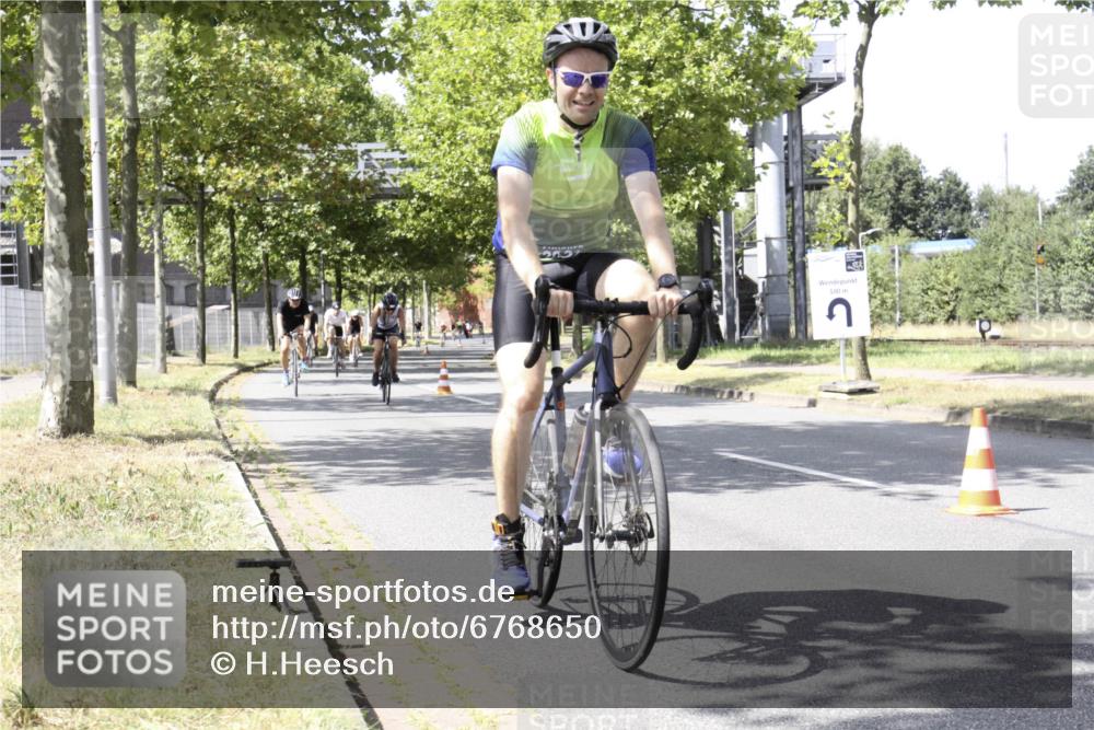 11.08.2024 - GEWOBA Citytriathlon Bremen H.Heesch http://msf.ph/oto/6768650 11.08.2024 13:36:59 Radfahren 221, 299, 320, 369, 397, 429, 466, 552, 557, 587, 629, 654, 688 meine-sportfotos.de