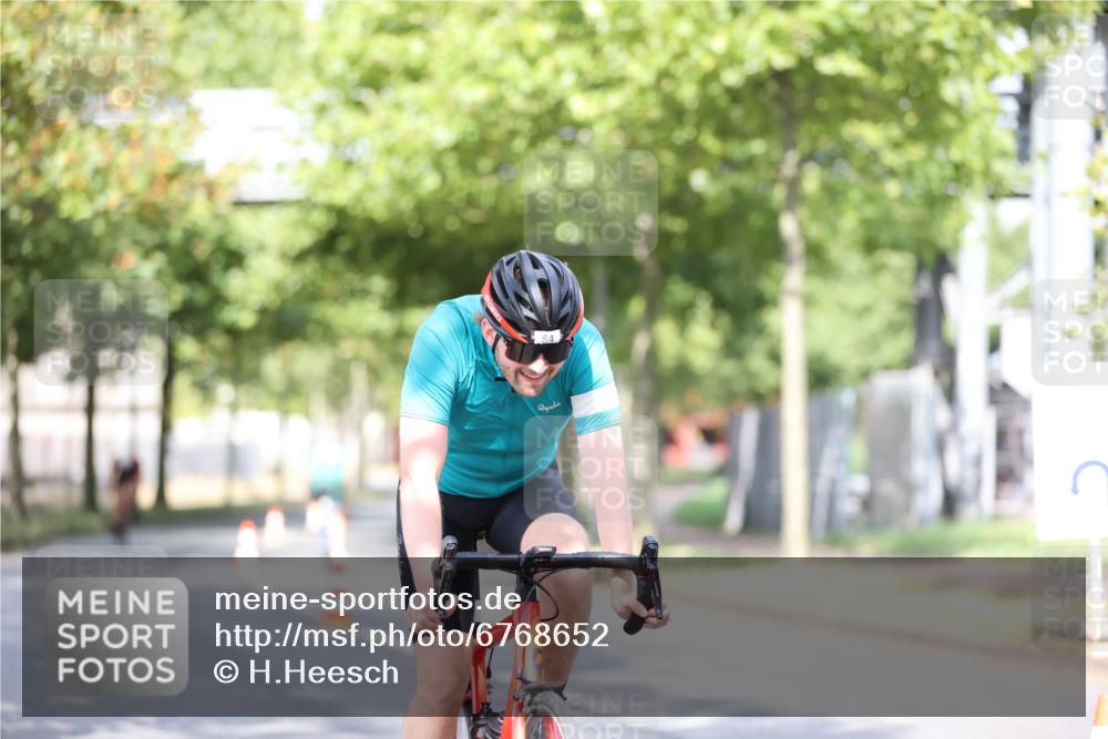 11.08.2024 - GEWOBA Citytriathlon Bremen H.Heesch http://msf.ph/oto/6768652 11.08.2024 10:41:15 Radfahren 15, 34, 84 meine-sportfotos.de