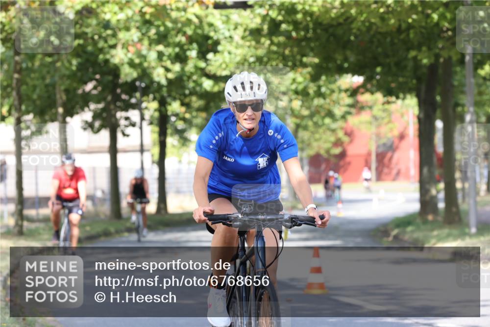 11.08.2024 - GEWOBA Citytriathlon Bremen H.Heesch http://msf.ph/oto/6768656 11.08.2024 10:24:01 Radfahren 17, 21, 23, 37, 44, 50, 51, 70, 101, 116 meine-sportfotos.de