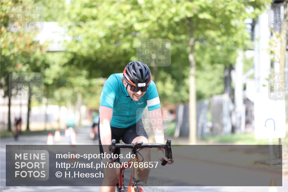 11.08.2024 - GEWOBA Citytriathlon Bremen H.Heesch http://msf.ph/oto/6768657 11.08.2024 10:41:15 Radfahren 15, 34, 84 meine-sportfotos.de